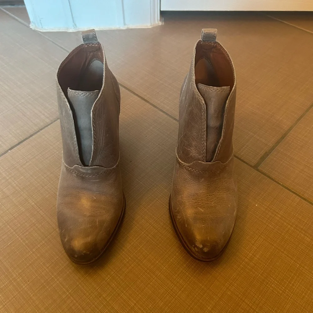 Super cute Lucky Brand heeled, leather ankle booties - Picture 3 of 6